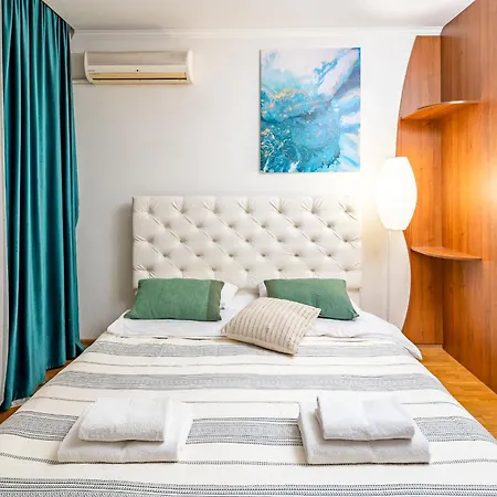 Just Another Comfy On The Main Squere. 2 Bedrooms, Own Heating, Ac Apartment